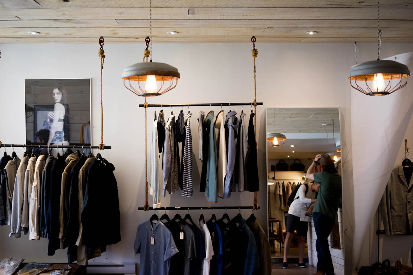 Mobiliario y exhibidores con ropa en el interior de una boutique.